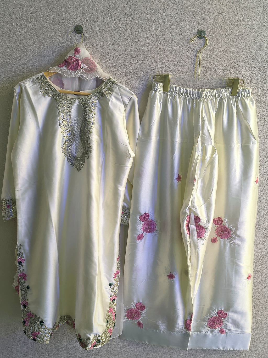 Viral Farshi  Suit (Floral Embroidery)