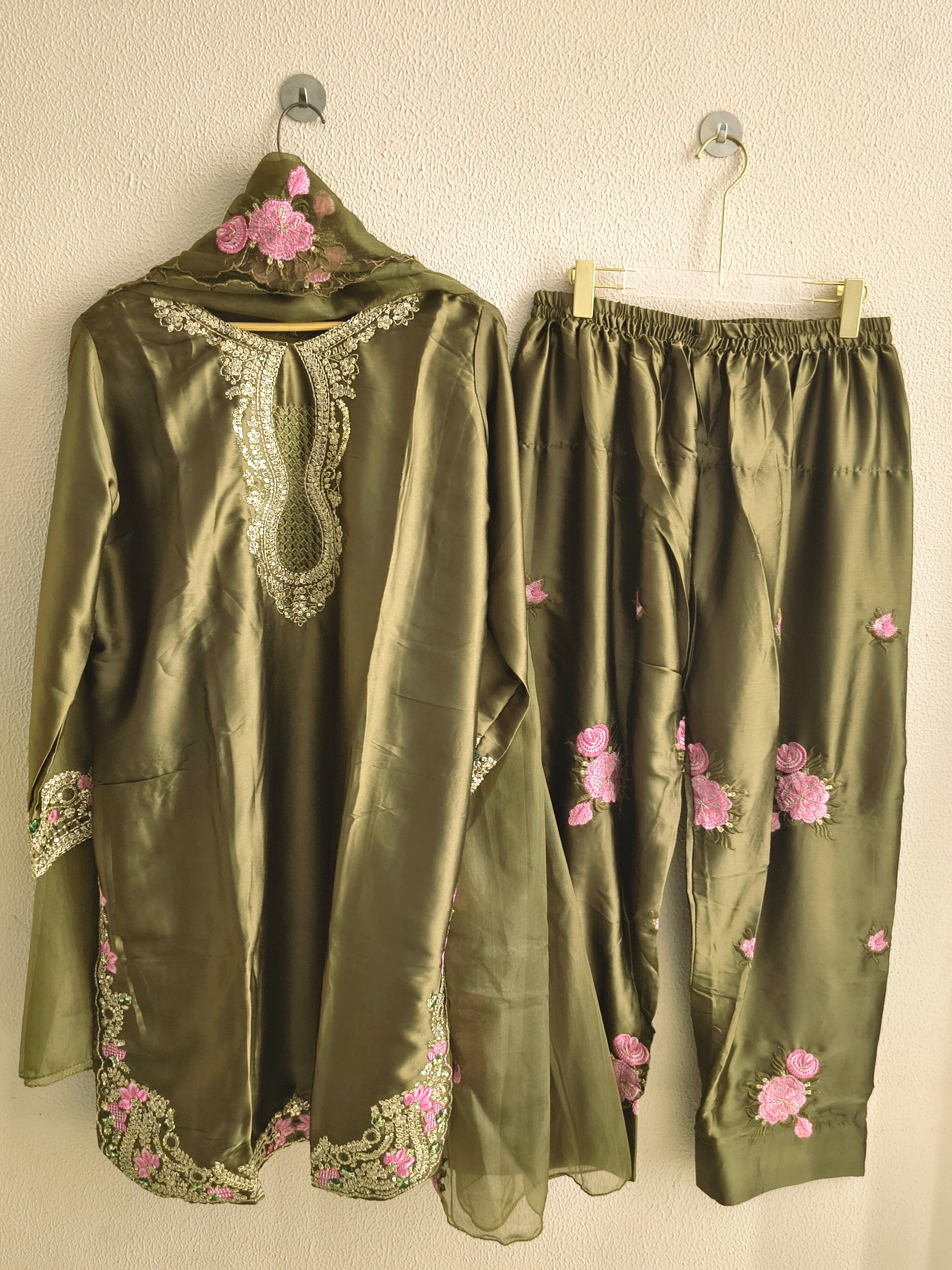 Viral farshi Green Suit (Floral embroidery)